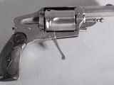 un pistolet posé sur une surface blanche