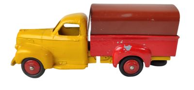 un camion jouet avec un tonneau à l'arrière