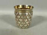 une coupe en argent ornée de cœurs sur un fond blanc
