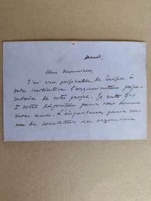 un bout de papier sur lequel est écrit un message à la main