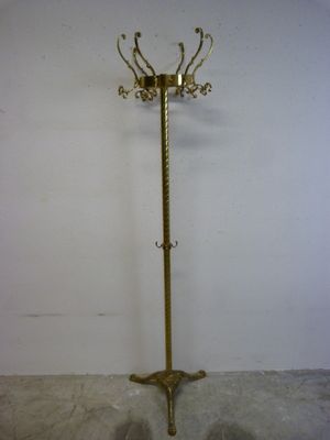 un porte-manteau doré muni d'une tringle à vêtements