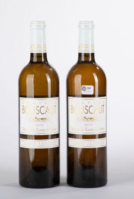 deux bouteilles de vin posées l'une à côté de l'autre sur une table