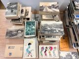 beaucoup de vieux livres sur la table