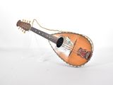 une petite guitare posée sur un support