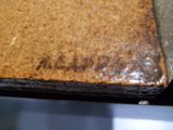 un gros plan sur un morceau de gâteau posé sur une table