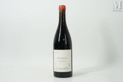 la bouteille de vin rouge est posée sur la table
