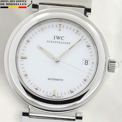 Gros plan sur une montre-bracelet à cadran blanc