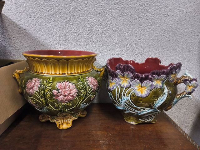 Deux cache-pots en barbotine. Accidents et manques
