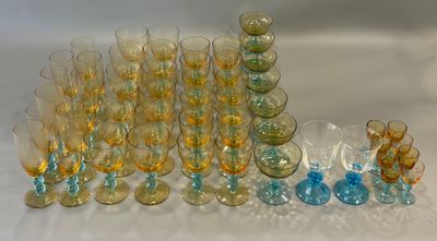 un grand nombre de verres posés sur une table