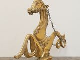 une statue de cheval en or posée sur une table