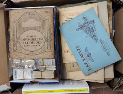 une boîte remplie de livres posée sur une table