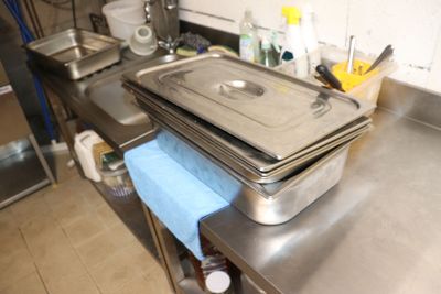 une grande casserole en métal posée sur un plan de travail de cuisine