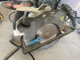une machine posée sur le sol du garage