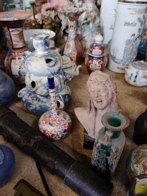 de nombreux vases de toutes sortes posés sur une table