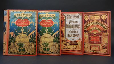 trois livres sont alignés les uns à côté des autres sur une surface noire