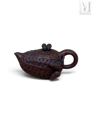 théière en céramique marron avec couvercle et anse, sur fond blanc