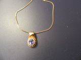 collier plaqué or avec un pendentif en pierre bleue sur une chaîne en or