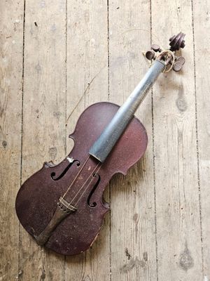 un violon posé sur un parquet