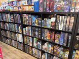 beaucoup de DVD sur les rayons du magasin