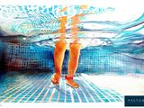 un tableau représentant les jambes d'une femme dans une piscine