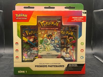 une boîte de cartes Pokémon exposée sur une table