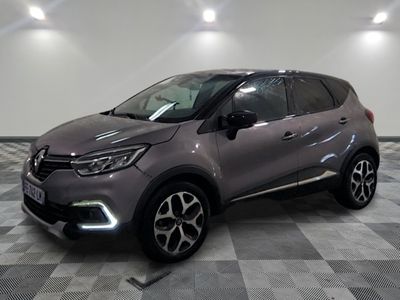 une voiture grise est garée sur le sol à carreaux d'un garage