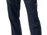 un homme en chemise blanche et pantalon bleu, debout, les mains dans les poches