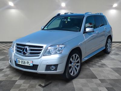 La Mercedes GLK est garée sur un sol en carrelage à damier.