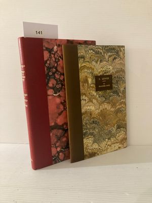 trois livres sont alignés les uns à côté des autres sur une étagère