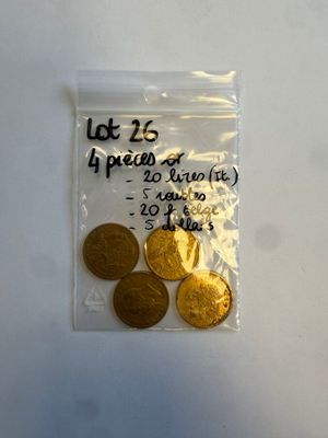 un sac de pièces d'or posé sur une table