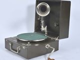 une valise contenant un tourne-disque