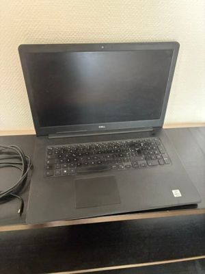 un ordinateur portable posé sur un bureau en bois