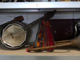 de nombreux instruments de musique posés sur une étagère dans une pièce