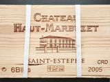 une caisse en bois contenant du vin