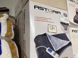 deux peluches posées sur une étagère dans un magasin