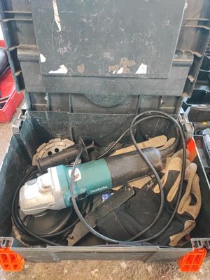 une boîte à outils contenant des outils, posée sur le sol
