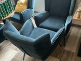 deux chaises bleues et une table dans un salon