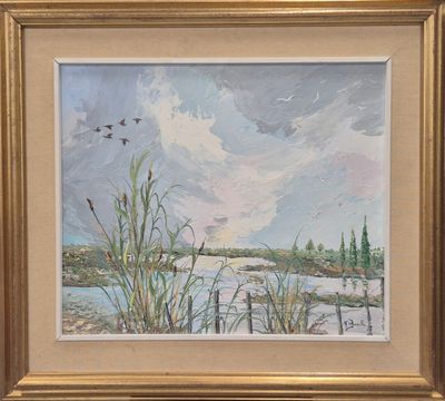 une peinture à l'huile représentant des oiseaux survolant un lac, dans un cadre doré