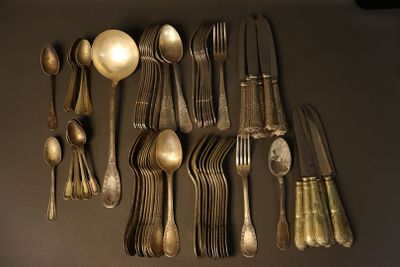 beaucoup de cuillères et de couteaux à cuillère sur la table