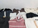 beaucoup de vêtements posés sur un lit