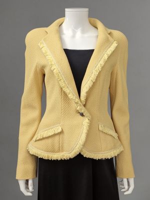une veste jaune pour femme avec des franges, posée sur un mannequin, mannequin, mannequin, mannequin, mann