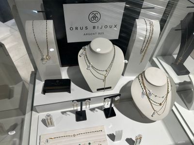 de nombreux colliers et bracelets exposés dans une vitrine