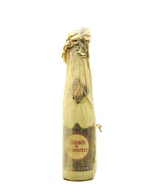 une photo d'une bouteille de vin emballée dans du plastique