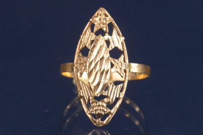 une image représentant une bague en or ornée d'un ange