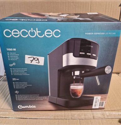 La boîte d'une machine à café est posée sur la table.