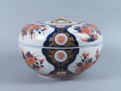 an image of a bowl with a lid on a table