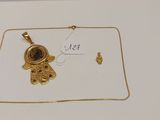 Ensemble composé d'un collier, d'un bracelet et de boucles d'oreilles plaqués or, présenté dans une vitrine