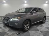 une photo d'un SUV gris garé dans un showroom