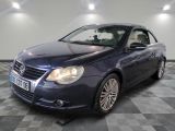 la voiture bleue est garée dans le garage sur le sol en damier