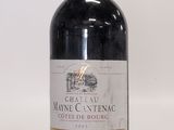 une bouteille de vin posée sur une table